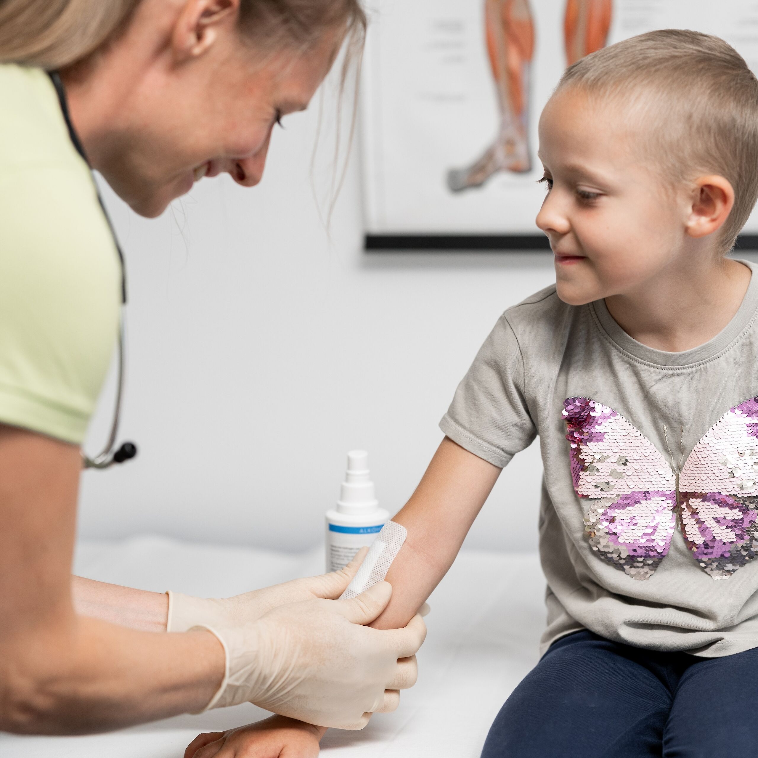 Ärztin behandelt kleines Kind